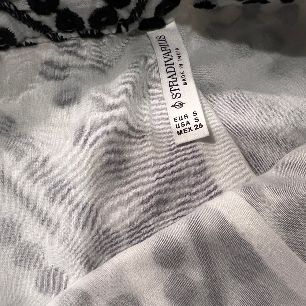 Scalop detail shorts with Contrast Embroidery from Stradivarius - Picture 9 of 12